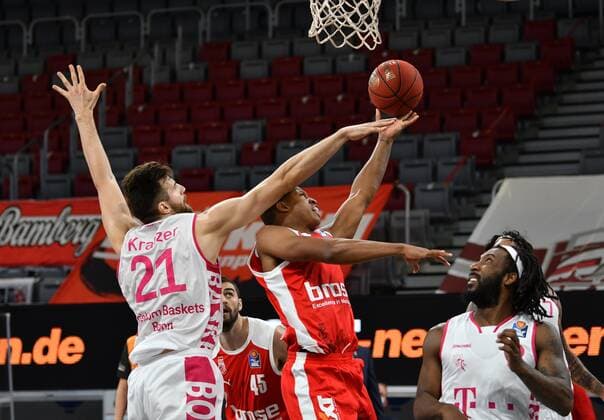 BAMBERG 19 12 2020 Basketball easycredit 1 Basketball Bundesliga 7 matchday Brose Bamberg vs Telekom Baskets Bonn Devon Hall 22, Brose Bamberg throws against Leon Kratzer 21, Telekom Baskets Bonn and Xavier Pollard 2, Telekom Baskets Bonn photo Hans Martin Issler isslerimages Brose Bamberg vs Telekom Baskets Bonn