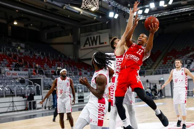 right Devon Hall Brose Bamberg, 22 center 21 Leon Kratzer Telekom Baskets Bonn left 02 Xavier Pollard Telekom Baskets Bonn Brose Bamberg Telekom Baskets Bonn easyCredit BBL Basketball Bundesliga Basketball season 2020 21 7 matchday, 19 12 2020 Bamberg, Brose Arena Copyright: DanielxLöb