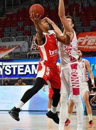 BAMBERG 19 12 2020 basketball easycredit 1 basketball Bundesliga 7 matchday Brose Bamberg vs Telekom Baskets Bonn Devon Hall 22, Brose Bamberg throws against Leon Kratzer 21, Telekom Baskets Bonn photo Hans Martin Issler isslerimages Brose Bamberg vs Telekom Baskets Bonn