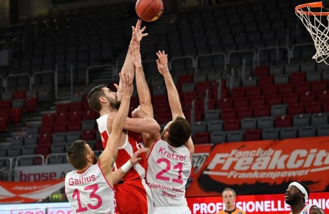 BAMBERG 19 12 2020 Basketball easycredit 1 Basketball Bundesliga 7 matchday Brose Bamberg vs Telekom Baskets Bonn David Kravish 45, Brose Bamberg throws against Leon Kratzer 21, Telekom Baskets Bonn and Deividas Gailus 13, Telekom Baskets Bonn photo Hans Martin Issler isslerimages Brose Bamberg vs Telekom Baskets Bonn
