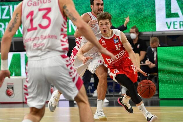 BAMBERG 19 12 2020 Basketball easycredit 1 Basketball Bundesliga 7 Matchday Brose Bamberg vs Telekom Baskets Bonn Bennet Hundt 33, Brose Bamberg moves to the basket against Anthony DiLeo 11, Telekom Baskets Bonn and Deividas Gailus 13, Telekom Baskets Bonn photo Hans Martin Issler isslerimages Brose Bamberg vs Telekom Baskets Bonn