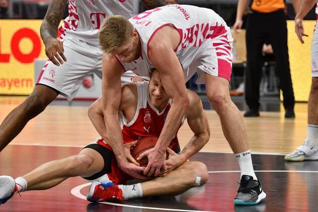 BAMBERG 19 12 2020 Basketball easycredit 1 Basketball Bundesliga 7 matchday Brose Bamberg vs Telekom Baskets Bonn Christian Sengfelder 43, Brose Bamberg and Benjamin Lischka 8, Telekom Baskets Bonn fight for the ball Photo Hans Martin Issler isslerimages Brose Bamberg vs Telekom Baskets Bonn