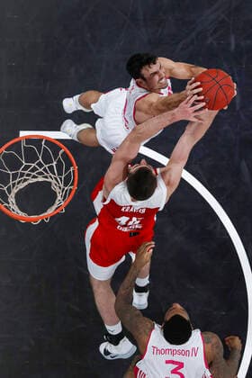 Above 11 Anthony DiLeo Telekom Baskets Bonn Below David Kravish Brose Bamberg, 45 Brose Bamberg Telekom Baskets Bonn easyCredit BBL Basketball Bundesliga Basketball Season 2020 21 7 Matchday, 19 12 2020 Bamberg, Brose Arena Copyright: DanielxLöb