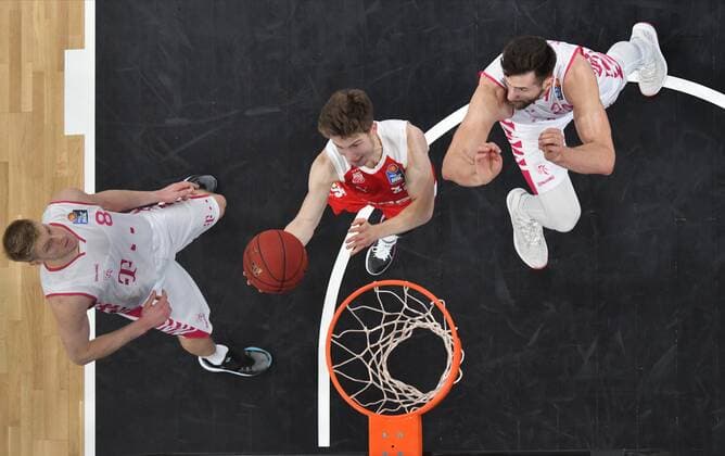 BAMBERG 19 12 2020 Basketball easycredit 1 Basketball Bundesliga 7 Matchday Brose Bamberg vs Telekom Baskets Bonn Bennet Hundt 33, Brose Bamberg with a basket shot against Benjamin Lischka 8, Telekom Baskets Bonn and Leon Kratzer 21, Telekom Baskets Bonn Photo Hans Martin Issler isslerimages Brose Bamberg vs Telekom Baskets Bonn