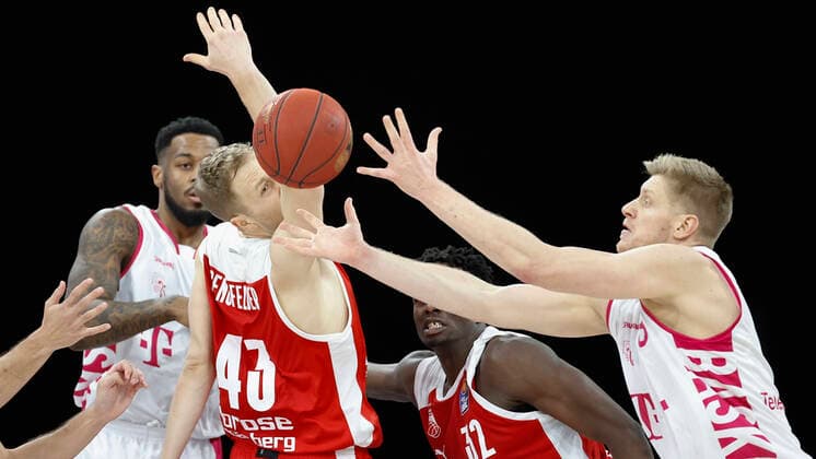 Germany, Bamberg, Brose Arena, 19 12 2020, emspor, emonline, despor, deonline, Brose Bamberg Telekom Baskets Bonn, Basketball, BBL picture from left James Thompson IV Telekom Baskets Bonn , Christian Sengfelder Brose Bamberg , Norense Odiase Brose Bamberg and Benjamin Lischka Telekom Baskets Bonn Copyright: HMBxMedia xHeikoxBecker