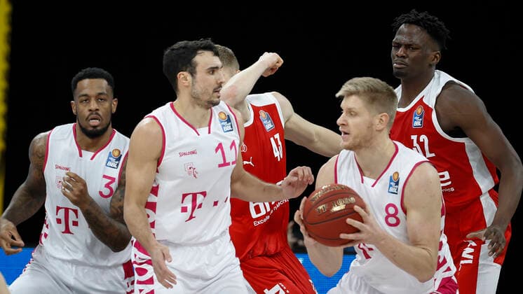 Germany, Bamberg, Brose Arena, 19 12 2020, emspor, emonline, despor, deonline, Brose Bamberg Telekom Baskets Bonn, Basketball, BBL picture from left James Thompson IV Telekom Baskets Bonn , Anthony DiLeo Telekom Baskets Bonn , Christian Sengfelder Brose Bamberg , Benjamin Lischka Telekom Baskets Bonn and Norense Odiase Brose Bamberg Copyright: HMBxMedia xHeikoxBecker