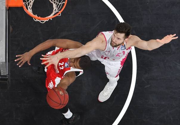 BAMBERG 19 12 2020 Basketball easycredit 1 Basketball Bundesliga 7 Matchday Brose Bamberg vs Telekom Baskets Bonn Devon Hall 22, Brose Bamberg with a basket against Leon Kratzer 21, Telekom Baskets Bonn photo Hans Martin Issler isslerimages Brose Bamberg vs Telekom Baskets Bonn