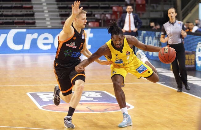 Ludwigsburg , Basketball easyCredit BBL Bundesliga , MHP RIESEN Ludwigsburg vs Rasta Vechta , from left Tim Hasbargen Vechta Jaleen Smith Riesen