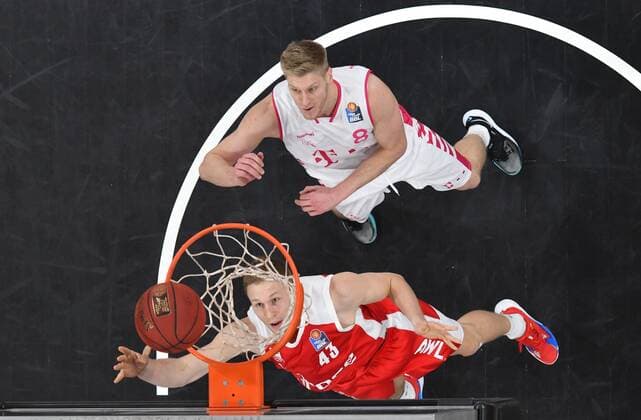 BAMBERG 19 12 2020 Basketball easycredit 1 Basketball Bundesliga 7 Matchday Brose Bamberg vs Telekom Baskets Bonn Christian Sengfelder 43, Brose Bamberg with a basket against Benjamin Lischka 8, Telekom Baskets Bonn photo Hans Martin Issler isslerimages Brose Bamberg vs Telekom Baskets Bonn