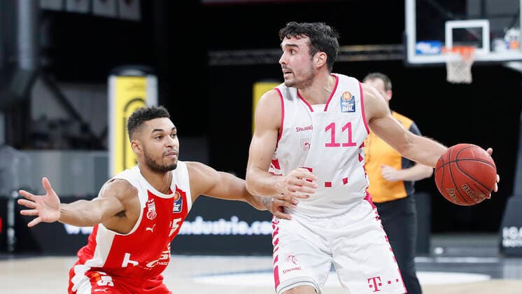 Germany, Bamberg, Brose Arena, 19 12 2020, emspor, emonline, despor, deonline, Brose Bamberg Telekom Baskets Bonn, Basketball, BBL Picture from left Kenneth Ogbe Brose Bamberg and Anthony DiLeo Telekom Baskets Bonn Copyright: HMBxMedia xHeikoxBecker
