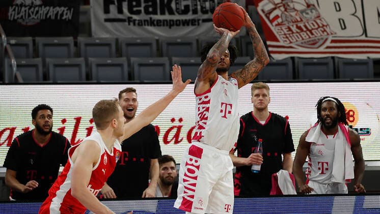 Germany, Bamberg, Brose Arena, 19 12 2020, emspor, emonline, despor, deonline, Brose Bamberg Telekom Baskets Bonn, Basketball, BBL Picture from left Christian Sengfelder Brose Bamberg and Chris Babb Telekom Baskets Bonn Copyright: HMBxMedia xHeikoxBecker