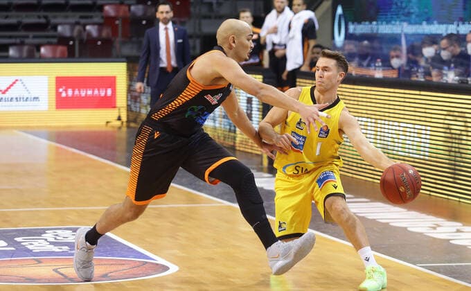 Ludwigsburg , Basketball easyCredit BBL Bundesliga , MHP RIESEN Ludwigsburg vs Rasta Vechta , from left Stefan Peno Vechta Jordan Hulls Giants