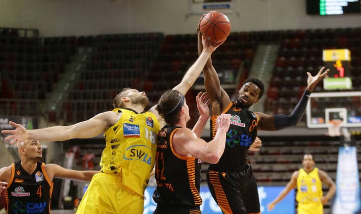 Ludwigsburg , Basketball easyCredit BBL Bundesliga , MHP RIESEN Ludwigsburg vs Rasta Vechta , from left Jonas Wohlfarth Bottermann Giants Dennis Clifford Vechta Josh Young Vechta