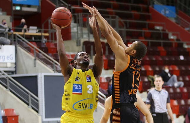 Ludwigsburg , Basketball easyCredit BBL Bundesliga , MHP RIESEN Ludwigsburg vs Rasta Vechta , from left Jaleen Smith Giants Jean Salumu Vechta