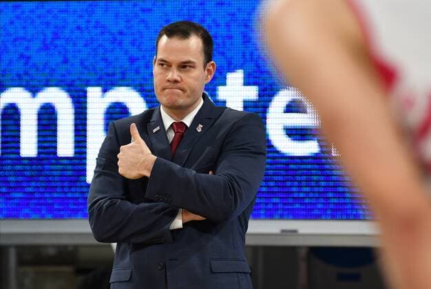 BAMBERG 19 12 2020 Basketball easycredit 1 Basketball Bundesliga 7 Matchday Brose Bamberg vs Telekom Baskets Bonn Headcoach Johan Roijakkers Brose Bamberg gives thumbs up Photo Hans Martin Issler isslerimages Brose Bamberg vs Telekom Baskets Bonn