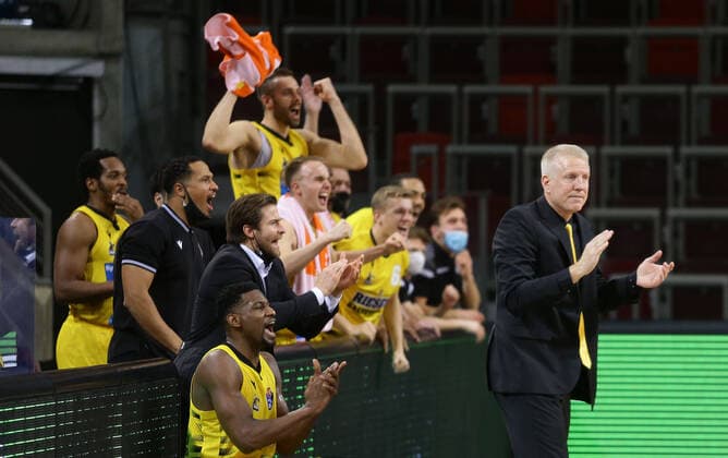 Ludwigsburg , Basketball easyCredit BBL Bundesliga , MHP RIESEN Ludwigsburg vs Rasta Vechta , cheering giants , right coach John Patrick