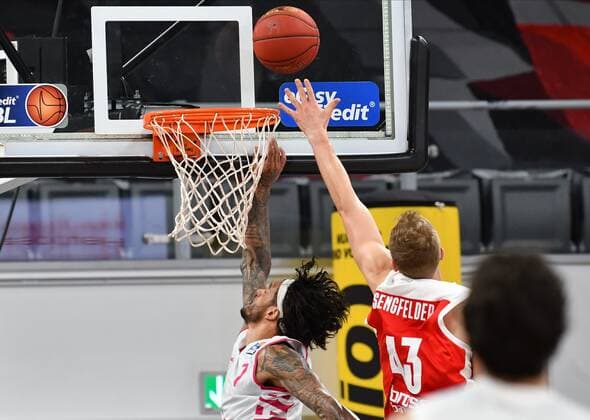 BAMBERG 19 12 2020 basketball easycredit 1 basketball Bundesliga 7 matchday Brose Bamberg vs Telekom Baskets Bonn Chris Babb 7, Telekom Baskets Bonn throws against Christian Sengfelder 43, Brose Bamberg photo Hans Martin Issler isslerimages Brose Bamberg vs Telekom Baskets Bonn