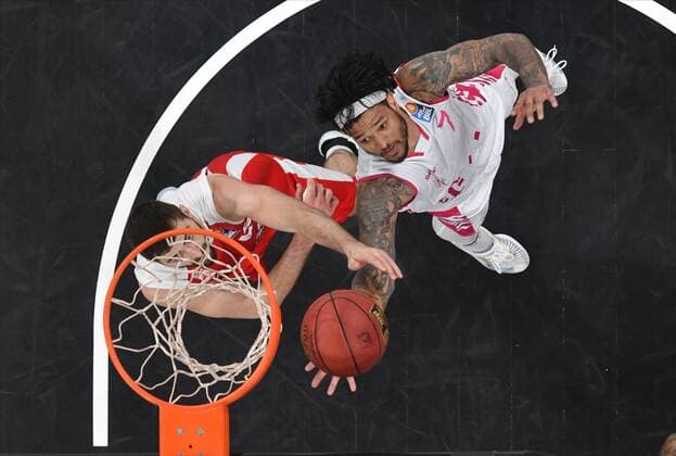 BAMBERG 19 12 2020 basketball easycredit 1 basketball Bundesliga 7 matchday Brose Bamberg vs Telekom Baskets Bonn Chris Babb 7, Telekom Baskets Bonn throws against David Kravish 45, Brose Bamberg photo Hans Martin Issler isslerimages Brose Bamberg vs Telekom Baskets Bonn