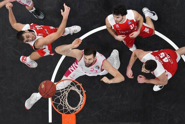 BAMBERG 19 12 2020 Basketball easycredit 1 Basketball Bundesliga 7 Matchday Brose Bamberg vs Telekom Baskets Bonn Leon Kratzer 21, Telekom Baskets Bonn peeks throw behind against David Kravish 45, Brose Bamberg , Michele Vitali 31, Brose Bamberg and Chase Fieler 20, Brose Bamberg photo Hans Martin Issler isslerimages Brose Bamberg vs Telekom Baskets Bonn