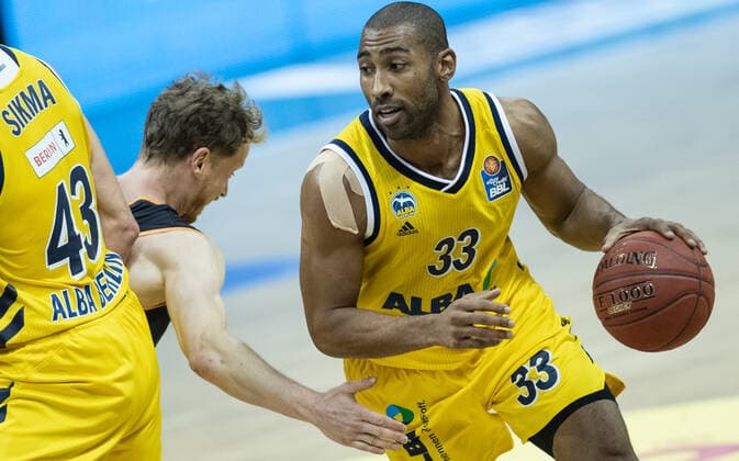 19 12 2020, Berlin, Basketball, 1 Bundesliga, easyCredit BBL, Hauptrunde, 7 Spieltag, Mercedes Benz Arena ALBA Berlin ratiopharm Ulm Per Guenther l of ratiopharm Ulm fights ALBAs Jayson Granger for the ball ALBA Berlin ratiopharm Ulm