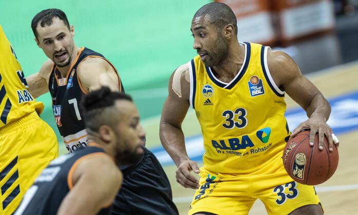 19 12 2020, Berlin, Basketball, 1 Bundesliga, easyCredit BBL, Hauptrunde, 7 Spieltag, Mercedes Benz Arena ALBA Berlin ratiopharm Ulm ALBAs Jayson Granger r plays the ball next to John Petrucelli of ratiopharm Ulm ALBA Berlin ratiopharm Ulm.