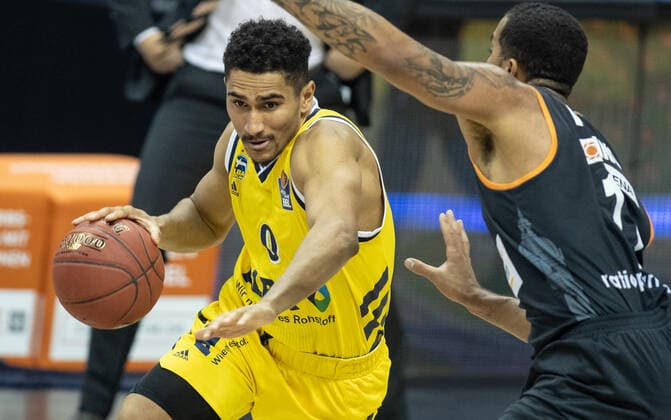 19 12 2020, Berlin, Basketball, 1 Bundesliga, easyCredit BBL, Hauptrunde, 7 Spieltag, Mercedes Benz Arena ALBA Berlin ratiopharm Ulm ALBAs Maodo Lo l fights for the ball against Isaiah Wilkins of ratiopharm Ulm ALBA Berlin ratiopharm Ulm