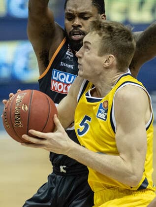 19 12 2020, Berlin, Basketball, 1 Bundesliga, easyCredit BBL, Hauptrunde, 7 Spieltag, Mercedes Benz Arena ALBA Berlin ratiopharm Ulm ALBAs Niels Giffey r fights Trey Landers of ratiopharm Ulm for the ball ALBA Berlin ratiopharm Ulm