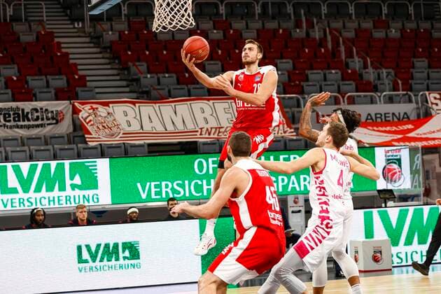 Above Chase Fieler Brose Bamberg, 20 Left David Kravish Brose Bamberg, 45 Right 04 Strahinja Micovic Telekom Baskets Bonn Brose Bamberg Telekom Baskets Bonn easyCredit BBL Basketball Bundesliga Basketball Season 2020 21 7 Matchday, 19 12 2020 Bamberg, Brose Arena Copyright: DanielxLöb