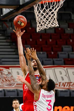 Left David Kravish Brose Bamberg, 45 Right 03 James Thompson IV Telekom Baskets Bonn Brose Bamberg Telekom Baskets Bonn easyCredit BBL Basketball Bundesliga Basketball Season 2020 21 7 Matchday, 19 12 2020 Bamberg, Brose Arena Copyright: DanielxLöb