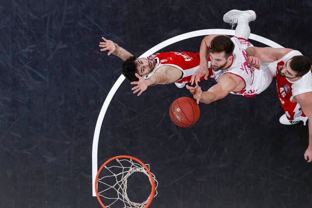 Center 21 Leon Kratzer Telekom Baskets Bonn left Michele Vitali Brose Bamberg, 31 right David Kravish Brose Bamberg, 45 Brose Bamberg Telekom Baskets Bonn easyCredit BBL Basketball Bundesliga Basketball Season 2020 21 7 Matchday, 19 12 2020 Bamberg, Brose Arena Copyright: DanielxLöb