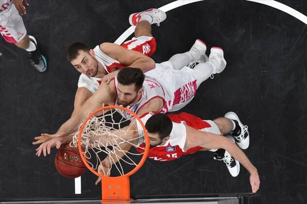 BAMBERG 19 12 2020 basketball easycredit 1 basketball Bundesliga 7 matchday Brose Bamberg vs Telekom Baskets Bonn Leon Kratzer 21, Telekom Baskets Bonn throws against David Kravish 45, Brose Bamberg and Chase Fieler 20, Brose Bamberg photo Hans Martin Issler isslerimages Brose Bamberg vs Telekom Baskets Bonn
