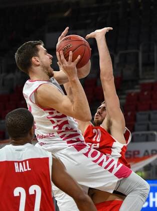 BAMBERG 19 12 2020 basketball easycredit 1 basketball Bundesliga 7 matchday Brose Bamberg vs Telekom Baskets Bonn Strahinja Micovic 4, Telekom Baskets Bonn throws against Chase Fieler 20, Brose Bamberg photo Hans Martin Issler isslerimages Brose Bamberg vs Telekom Baskets Bonn