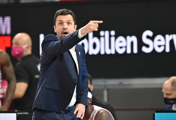 BAMBERG 19 12 2020 Basketball easycredit 1 Basketball Bundesliga 7 Matchday Brose Bamberg vs Telekom Baskets Bonn Igor Jovovic Headcoach Telekom Baskets Bonn gives instructions Foto Hans Martin Issler isslerimages Brose Bamberg vs Telekom Baskets Bonn
