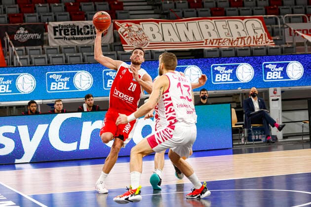 Left Chase Fieler Brose Bamberg, 20 Right 13 Deividas Gailus Telekom Baskets Bonn Brose Bamberg Telekom Baskets Bonn easyCredit BBL Basketball Bundesliga Basketball Season 2020 21 7 Matchday, 19 12 2020 Bamberg, Brose Arena Copyright: DanielxLöb