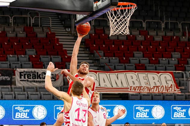 Middle Chase Fieler Brose Bamberg, 20 left 13 Deividas Gailus Telekom Baskets Bonn right 08 Benjamin Lischka Telekom Baskets Bonn Brose Bamberg Telekom Baskets Bonn easyCredit BBL Basketball Bundesliga Basketball Season 2020 21 7 Matchday, 19 12 2020 Bamberg, Brose Arena Copyright: DanielxLöb