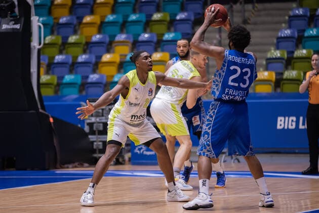 Fraport Skyliners medi Bayreuth, easyCredit BBL Frank Bartley medi Bayreuth, 24 defends against Quantez Robertson Fraport Skyliners, 23 easyCredit BBL basketball match between Fraport Skyliners and medi Bayreuth on 19 December 2020 at Fraport Arena in Frankfurt am Main , Frankfurt am Main Hesse Germany Fraport Arena