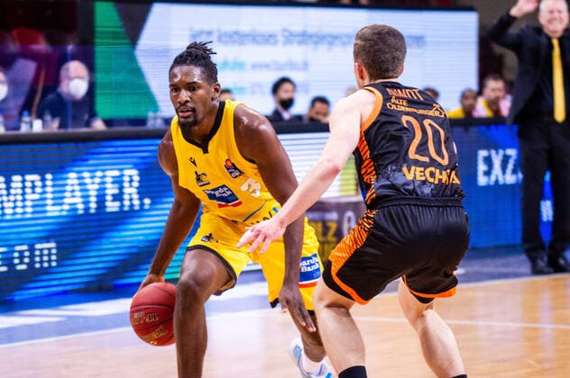 Jaleen Smith MHP RIESEN Ludwigsburg 3 Jannes Hundt Rasta Vechta 20 1 BASKETBALL Bundesliga MHP RIESEN Ludwigsburg Rasta Vechta on 19 12 2020 in Ludwigsburg MHPArena , Baden Wuerttemberg Ludwigsburg 19 12 20 Basketball , 19 12 2020, Ludwigsburg Germany xpxsdx