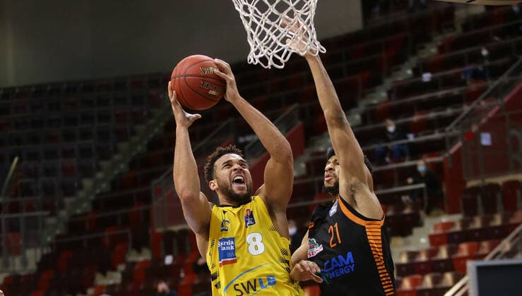 Ludwigsburg , Basketball easyCredit BBL Bundesliga , MHP RIESEN Ludwigsburg vs Rasta Vechta , from left Elias harris Riesen Jordan Barnett Vechta