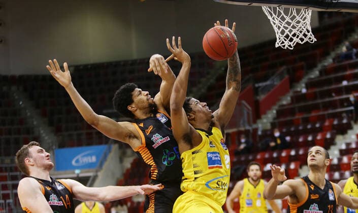 Ludwigsburg , Basketball easyCredit BBL Bundesliga , MHP RIESEN Ludwigsburg vs Rasta Vechta , from left Jordan Bernett Vechta Desi Rodriguez Riesen