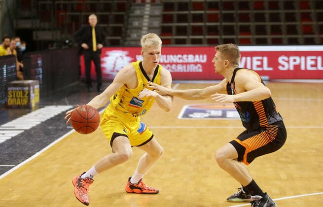 Ludwigsburg , Basketball easyCredit BBL Bundesliga , MHP RIESEN Ludwigsburg vs Rasta Vechta , from left Jacob Patrick Riesen Tim Hasbargen Vechta