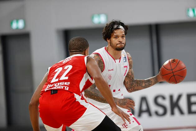 Germany, Bamberg, Brose Arena, 19 12 2020, emspor, emonline, despor, deonline, Brose Bamberg Telekom Baskets Bonn, Basketball, BBL picture v li Devon Hall Brose Bamberg and Chris Babb Telekom Baskets Bonn Copyright: HMBxMedia xHeikoxBecker