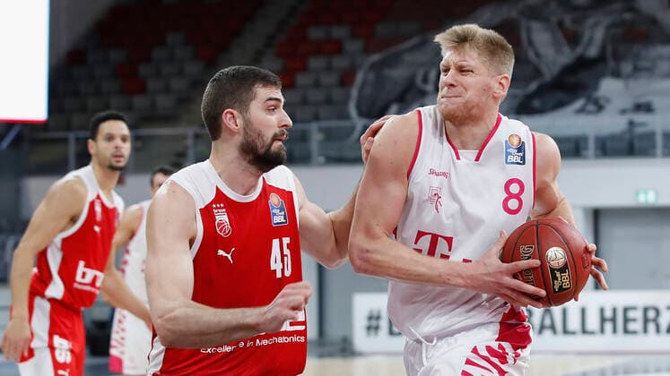 Germany, Bamberg, Brose Arena, 19 12 2020, emspor, emonline, despor, deonline, Brose Bamberg Telekom Baskets Bonn, Basketball, BBL Picture from left David Kravish Brose Bamberg and Benjamin Lischka Telekom Baskets Bonn Copyright: HMBxMedia xHeikoxBecker
