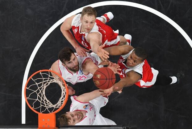 BAMBERG 19 12 2020 Basketball easycredit 1 Basketball Bundesliga 7 Matchday Brose Bamberg vs Telekom Baskets Bonn Kilian Binapfl 12, Telekom Baskets Bonn , Leon Kratzer 21, Telekom Baskets Bonn , Devon Hall 22, Brose Bamberg and Christian Sengfelder 43, Brose Bamberg fight for the rebound Photo Hans Martin Issler isslerimages Brose Bamberg vs Telekom Baskets Bonn