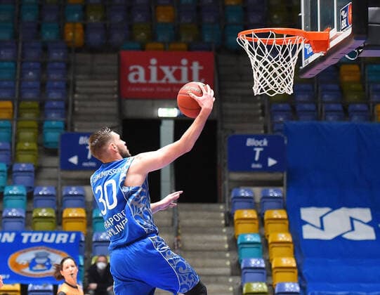 19 12 2020, xhbx, Basketball BBL Bundesliga, Frankfurt Skyliners medi Bayreuth emspor, v l Jon Axel Gudmundsson Fraport Skyliners Frankfurt DFL DFB REGULATIONS PROHIBIT ANY USE OF PHOTOGRAPHS as IMAGE SEQUENCES and or QUASI VIDEO Frankfurt am Main