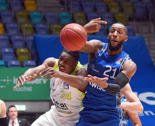 19 12 2020, xhbx, Basketball BBL Bundesliga, Frankfurt Skyliners medi Bayreuth emspor, v l Frank Bartley medi Bayreuth , Kamari Murphy Fraport Skyliners Frankfurt DFL DFB REGULATIONS PROHIBIT ANY USE OF PHOTOGRAPHS as IMAGE SEQUENCES and or QUASI VIDEO Frankfurt am Main