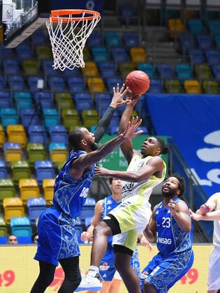 19 12 2020, xhbx, Basketball BBL Bundesliga, Frankfurt Skyliners medi Bayreuth emspor, v l Kamari Murphy Fraport Skyliners Frankfurt , Frank Bartley medi Bayreuth DFL DFB REGULATIONS PROHIBIT ANY USE OF PHOTOGRAPHS as IMAGE SEQUENCES and or QUASI VIDEO Frankfurt am Main
