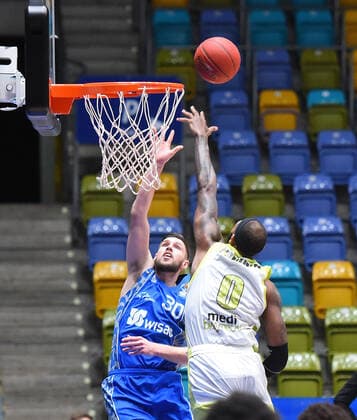 19 12 2020, xhbx, Basketball BBL Bundesliga, Frankfurt Skyliners medi Bayreuth emspor, v l Jon Axel Gudmundsson Fraport Skyliners Frankfurt , Dererk Pardon medi Bayreuth DFL DFB REGULATIONS PROHIBIT ANY USE OF PHOTOGRAPHS as IMAGE SEQUENCES and or QUASI VIDEO Frankfurt am Main