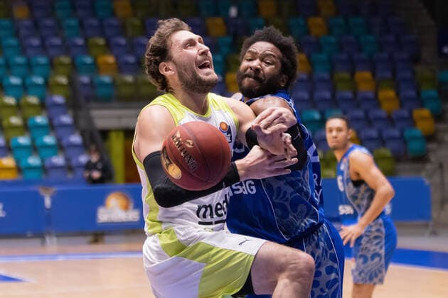 Fraport Skyliners medi Bayreuth, easyCredit BBL foul play by Quantez Robertson Fraport Skyliners, 23 on Matthew Tiby medi Bayreuth, 15 Basketball match of the easyCredit BBL between Fraport Skyliners and medi Bayreuth on 19 December 2020 at Fraport Arena in Frankfurt am Main , Frankfurt am Main Hesse Germany Fraport Arena