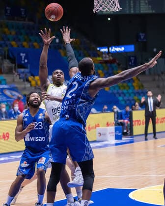 Fraport Skyliners medi Bayreuth, easyCredit BBL Quantez Robertson Fraport Skyliners, 23 and Kamari Murphy Fraport Skyliners, 21 defend against Frank Bartley medi Bayreuth, 24 Basketball match of the easyCredit BBL between Fraport Skyliners and medi Bayreuth on 19 December 2020 at Fraport Arena in Frankfurt am Main , Frankfurt am Main Hesse Germany Fraport Arena