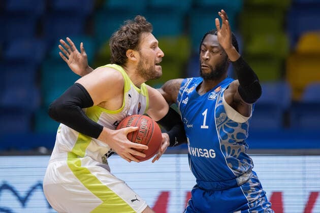 Fraport Skyliners medi Bayreuth, easyCredit BBL Matthew Tiby medi Bayreuth, 15 is blocked by Matt Mobley Fraport Skyliners, 1 Basketball match of the easyCredit BBL between Fraport Skyliners and medi Bayreuth on 19 December 2020 at Fraport Arena in Frankfurt am Main , Frankfurt am Main Hesse Germany Fraport Arena